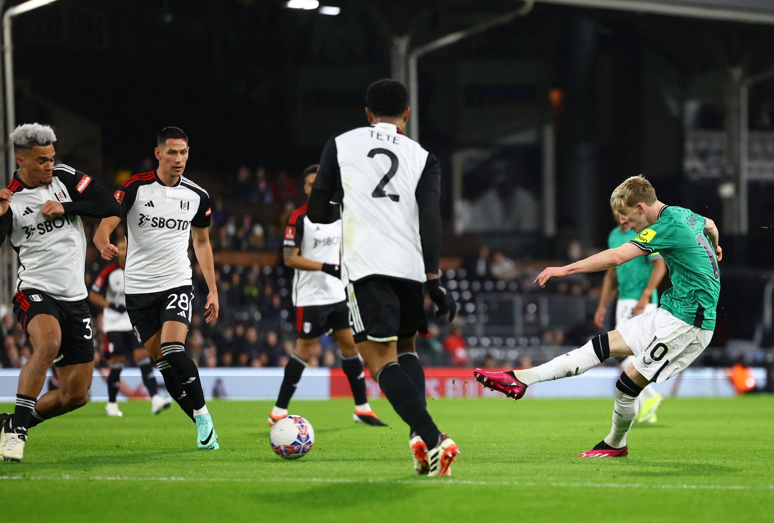 Fulham vs Newcastle – Soi kèo nhà cái bóng đá 21h00 ngày 06/04/2024 – Ngoại Hạng Anh