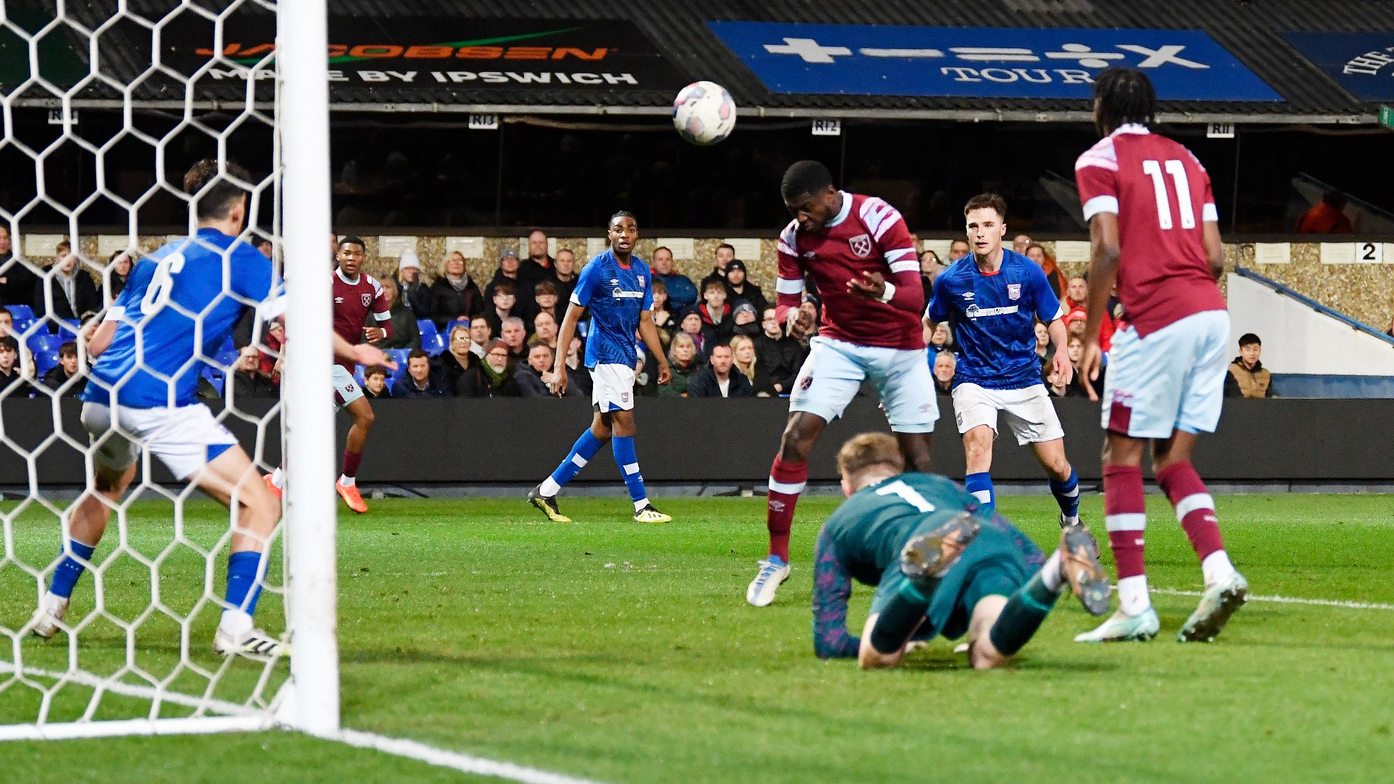 West Ham Utd vs Ipswich – Soi kèo nhà cái bóng đá 21h00 ngày 05/10/2024 –  Ngoại Hạng Anh